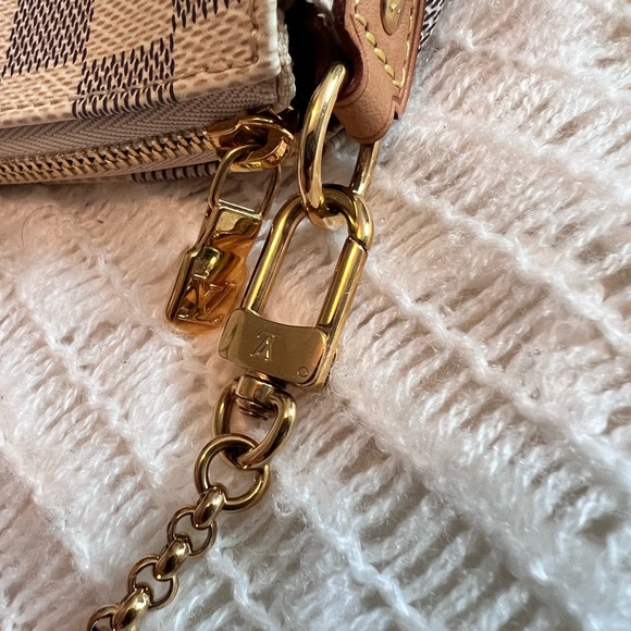 LOUIS VUITTON
Damier Azur Eva Clutch - Picture 14 of 16